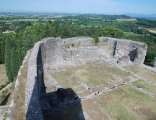 Comin, Isabella,Vista dell'area est del castello dalla cima della torre, con evidenza dei muri delle residenze rinascimentali