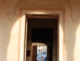  Comin, Isabella, Cortile interno, portale tra capitelli pensili