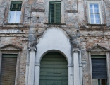  Comin, Isabella, Dettaglio del portale - facciata principale su Via Giacomo Matteotti