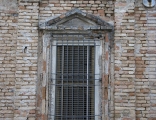  Comin, Isabella, Dettaglio di una finestra della facciata principale su Via Giacomo Matteotti