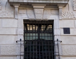  Comin, Isabella, Dettaglio della facciata : finestra del piano terra